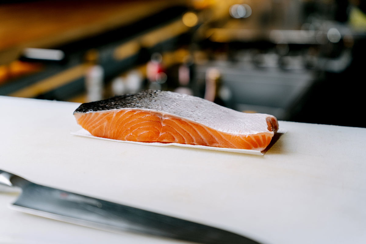 Filet de saumon sur planche, vérification avant passage au fumoir
