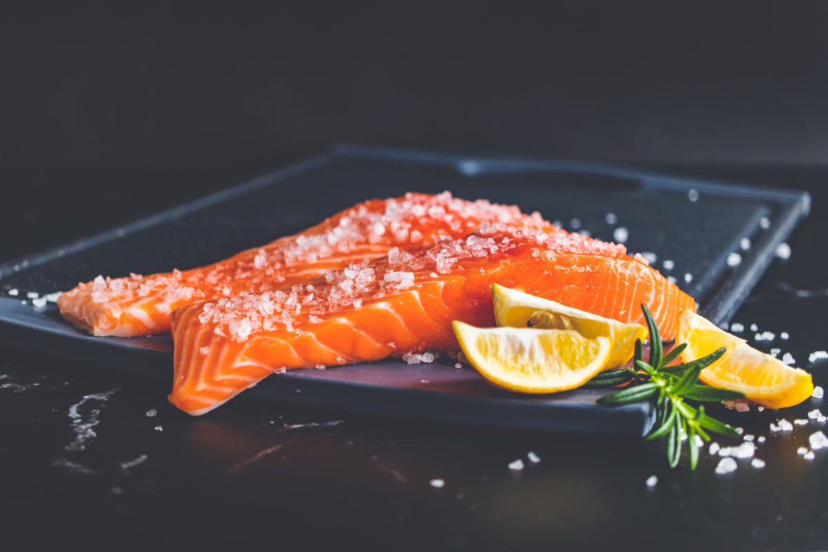 Saumon recouvert de sel et d'aromates pendant la salaison