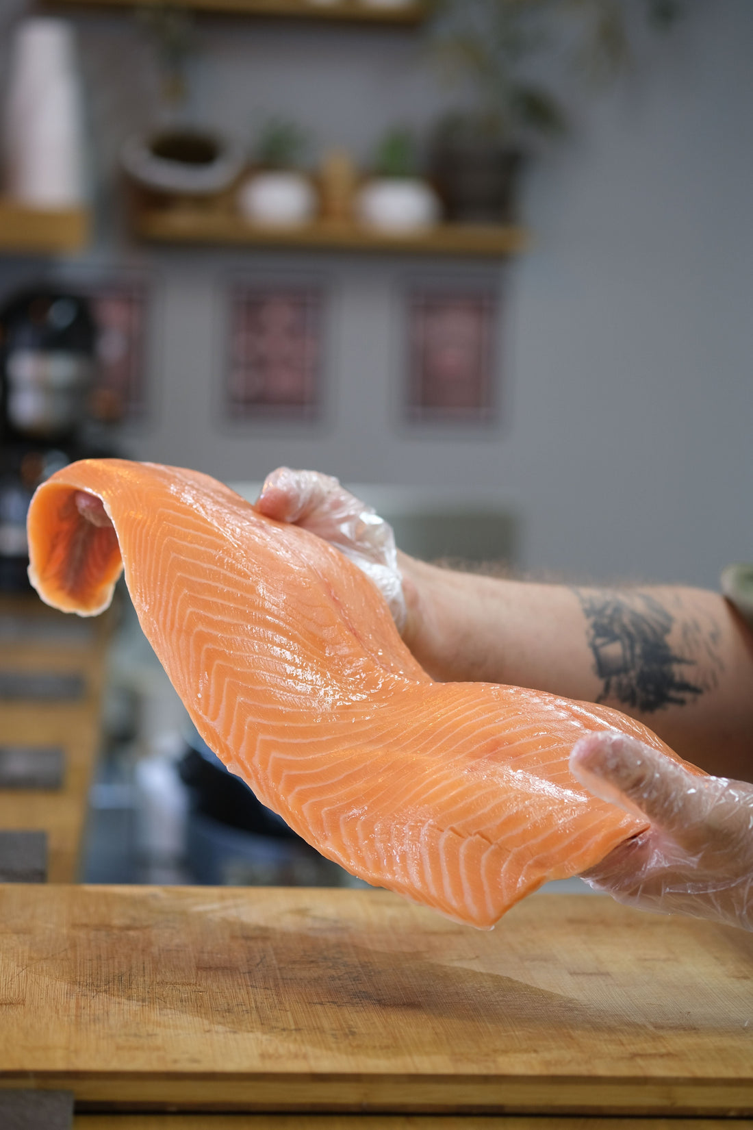 Contrôle au toucher de la surface d'un filet après séchage
