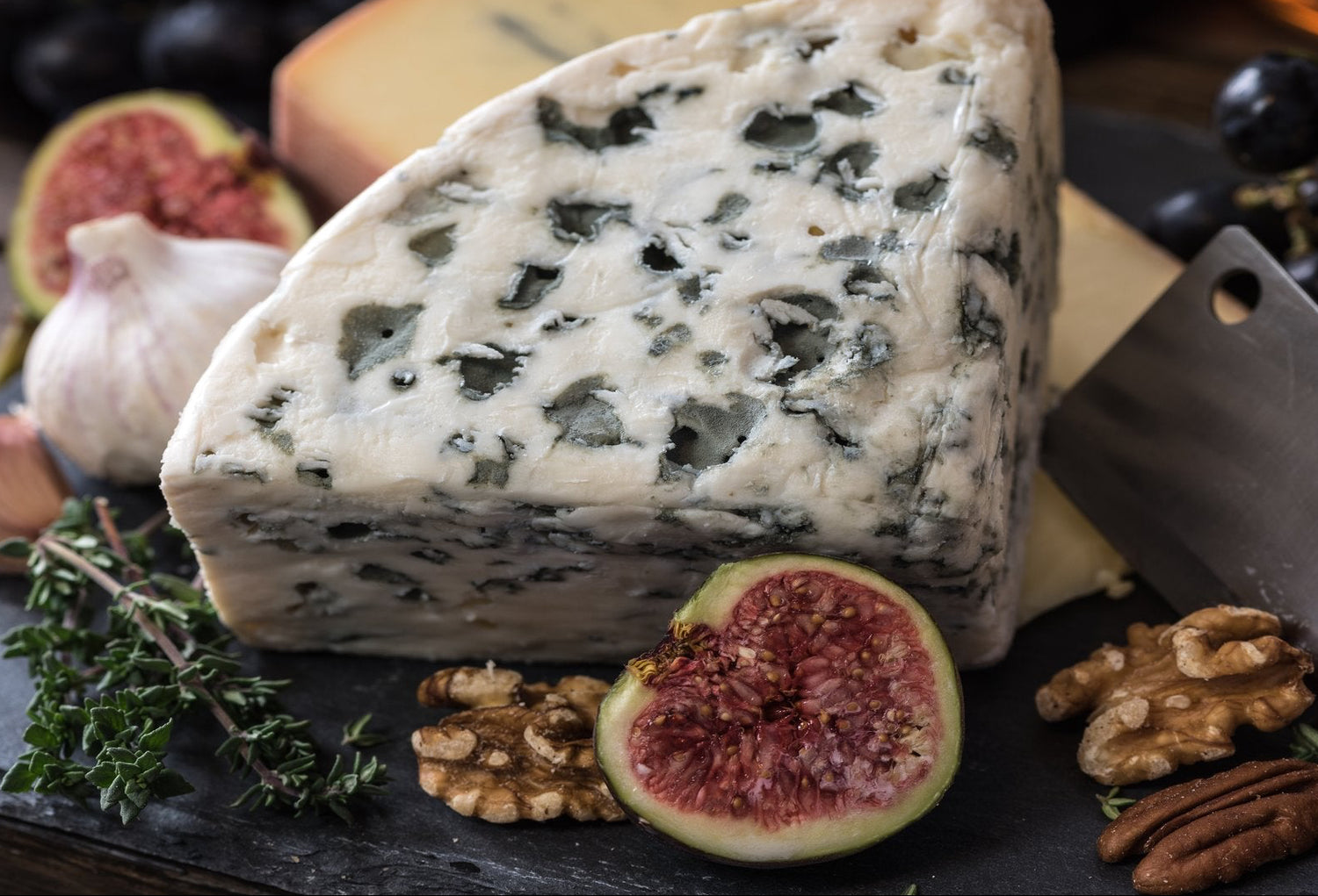 Fromage fumé à froid avec sciure de hêtre révélant une texture fondante et des notes boisées