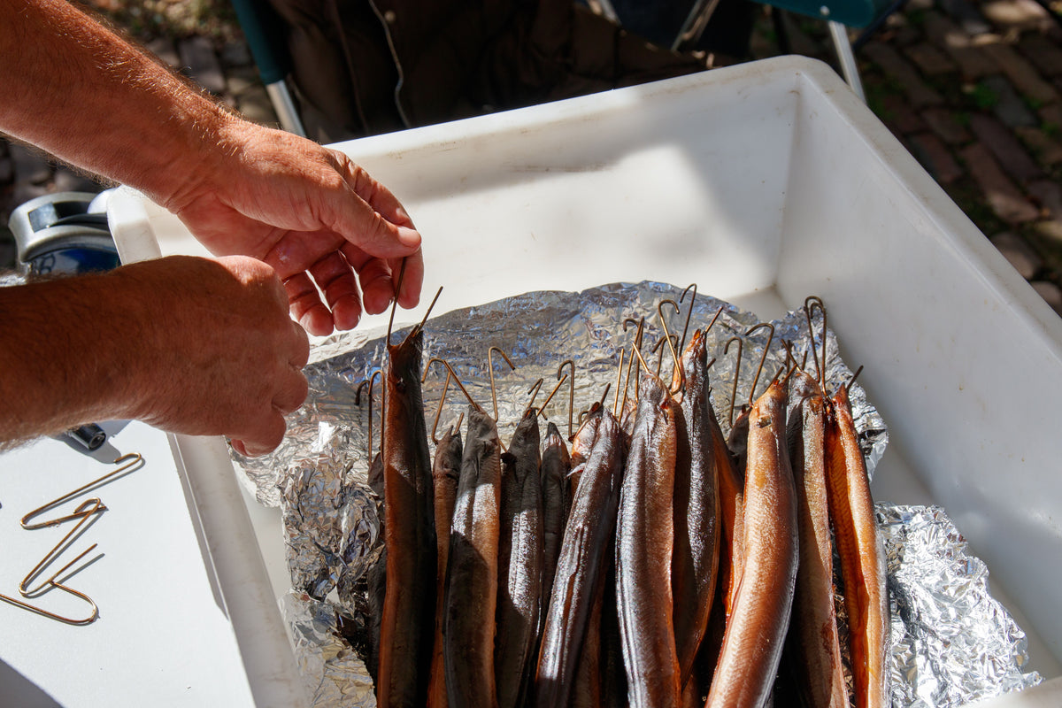 Préparation du poisson avant une séance de fumage à froid